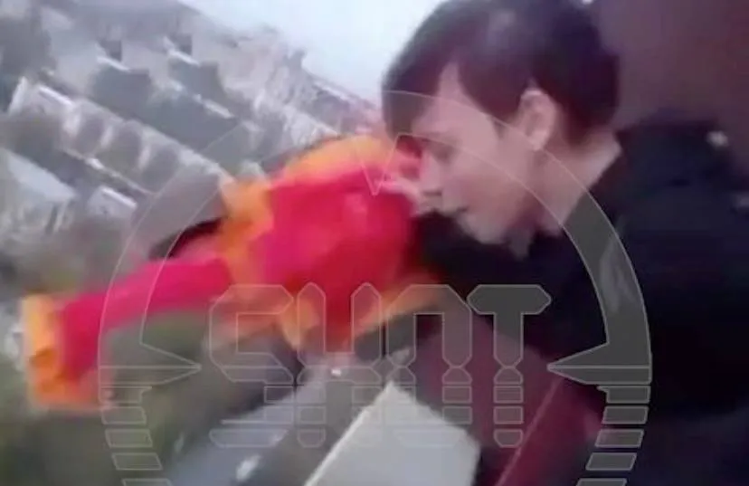 12-летний школьник с другом сбросили с 25-го этажа игрушечный трактор и разбили чужую машину. Фото: t.me/shot_shot