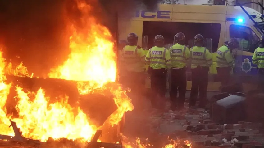 Протестующие подожгли авто полицейских. Фото: dailymail.co.uk