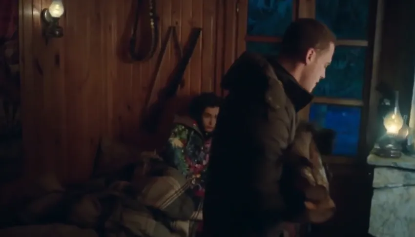 "Зейкер" в домике лесника. Кадр из сериала "В ожидании солнца", 2013-2014, реж. Алтан Дёнмез