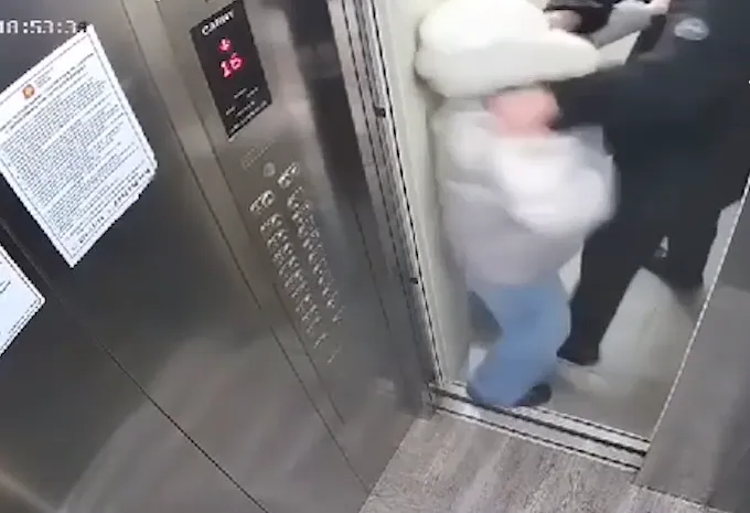 Неадекват напал на девушку в подъезде. Видео: @t.me/mash_siberia
