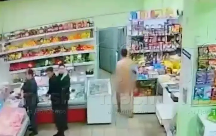 Неадекват голым залетел в магазин, устроил погром и умер. Фото: @t.me/mash_donbass