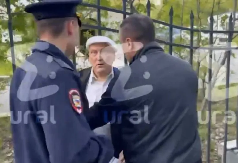В Екатеринбурге полицейские задержали дедушку, который хотел прочесть свои стихи, прямо на глазах у мэра - глава города безразлично прошел мимо. Фото: @t.me/url_mash