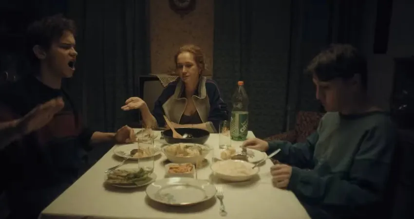 В центре истории - мать и трое ее сыновей от разных мужчин. Кадр из сериала "Дети перемен", 2024, реж. Сергей Тарамаев, Любовь Львова