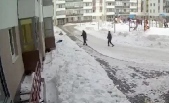 В Екатеринбурге огромная сосулька с многоэтажки упала на голову 3-летнего малыша. Фото: @breakingmash