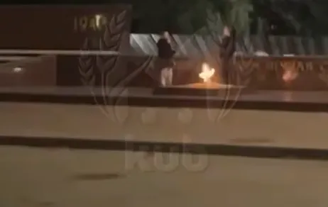 Под Краснодаром два мальчика от голода жарили пельмени на Вечном огне. Фото: t.me/kub_mash
