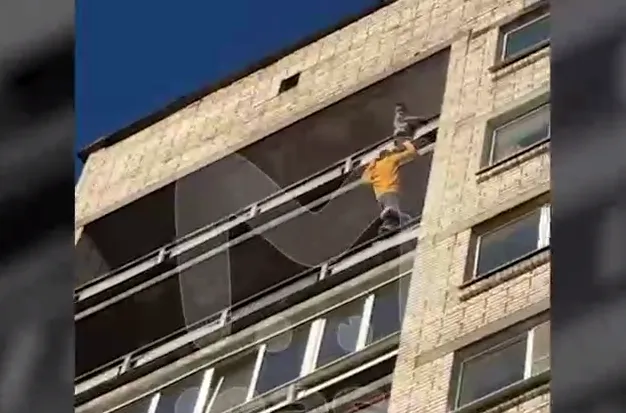 В Питере бесстрашный парень спас мальчика, который висел на карнизе 12 этажа. Фото: t.me/mashmoyka