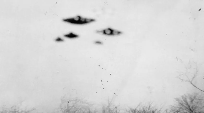 Эта фотография летающих тарелок была сделана молодым парнем из Шеффилда в 1962 году, но позднее была признана подделкой. Фото: shu.ac.uk