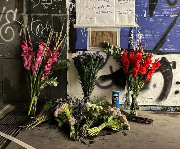 В подземном переходе появился мемориал с цветами.