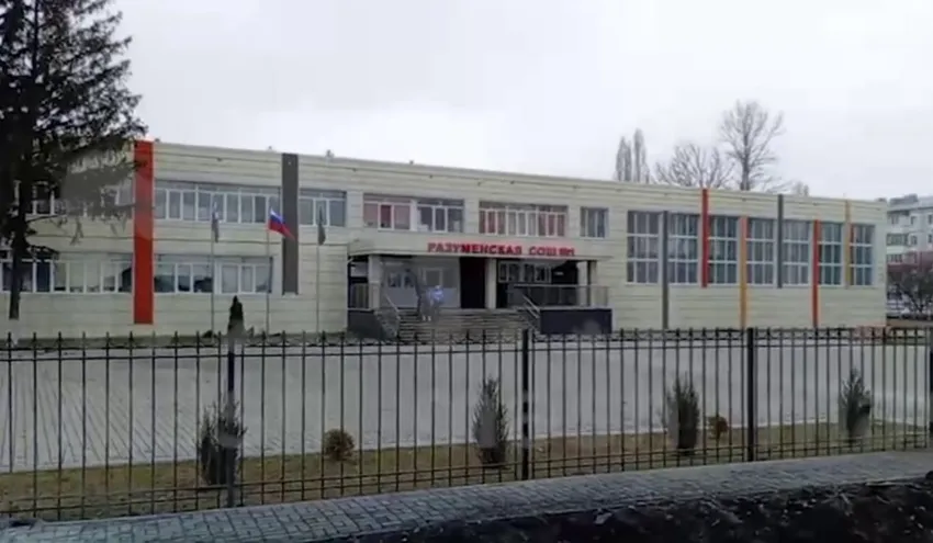 Снаряд ранил мальчика: ему оторвало кисть у этой школы в Белгороде. Фото: @t.me/breakingmash
