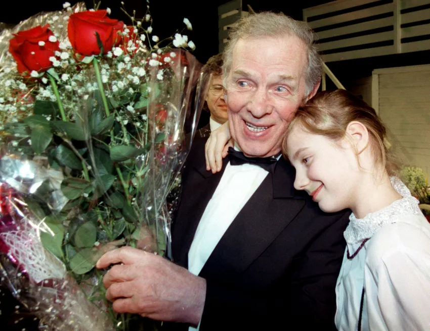 Георгий Жженов на праздновании своего 85-летнего юбилея с внучкой Полиной от младшей дочери. Фото: ТАСС 