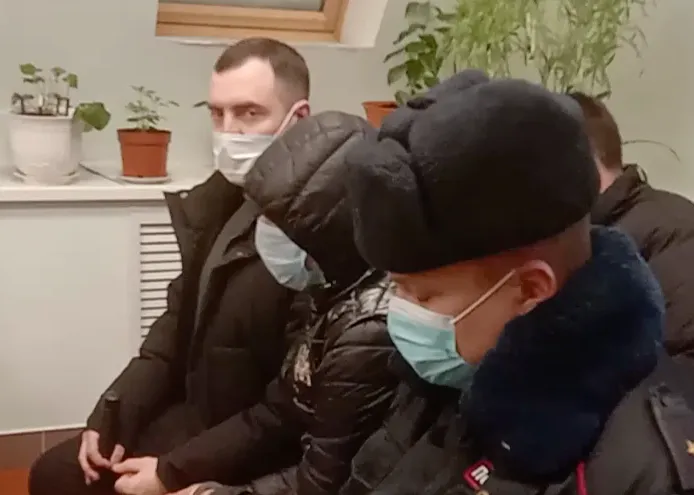 Мужика-неадеквата, который в Казани сбросил дочку с 5 этажа, взяли под стражу. Фото: @mash_iptash