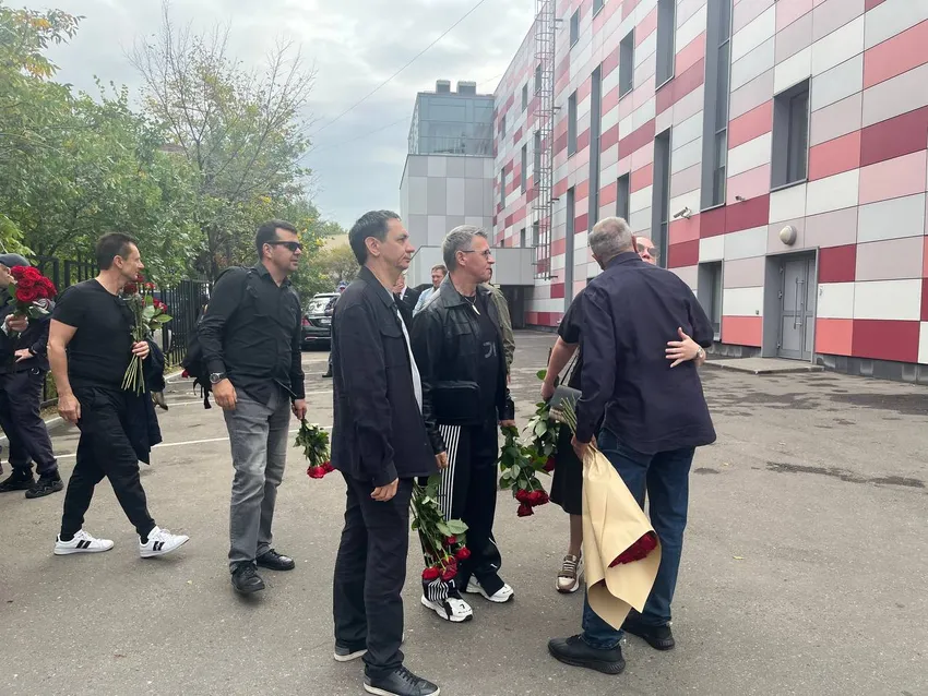 Проститься с Масляковым приехали "Уральские пельмени". Фото: "Жизнь"