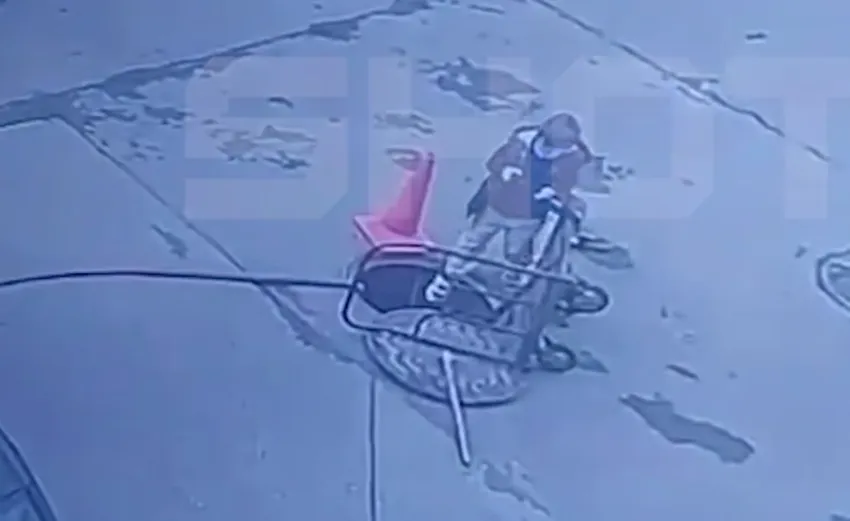 В Питере 4-летний мальчик упал в открытый люк, из-за того, что залип в телефон. Фото: t.me/shot_shot