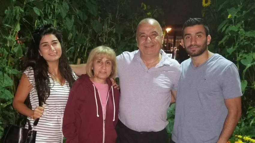 Родственники Фараджа ждут, когда им привезут их умершего родственника. Фото: montreal.ctvnews.ca
