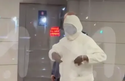 Рэпер Канье Уэст, который неожиданно прилетел вчера в Москву, был замечен прошлой ночью в аэропорту Внуково. Фото: @t.me/mash