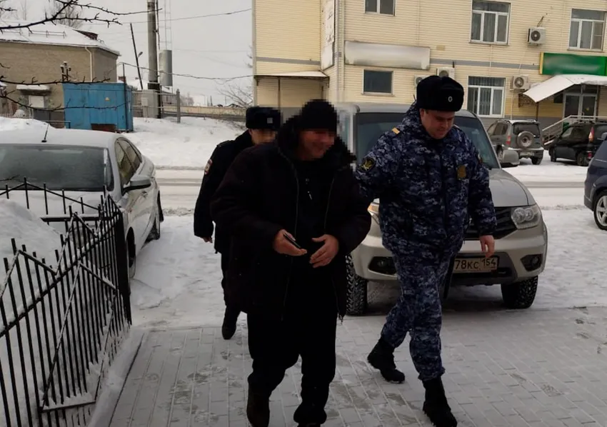 Под Новосибирском 50-летний вор прятался в доме от приставов и выдал себя чихом. Фото: t.me/mash_siberia