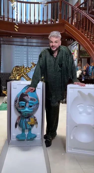 На заднем плане маячит «коллекция из Алл». Фото: Instagram (запрещен в РФ) / @fkirkorov