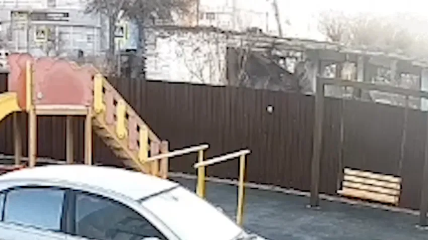Момент трагедии попал на камеру видеонаблюдения. Фото: @mash_siberia