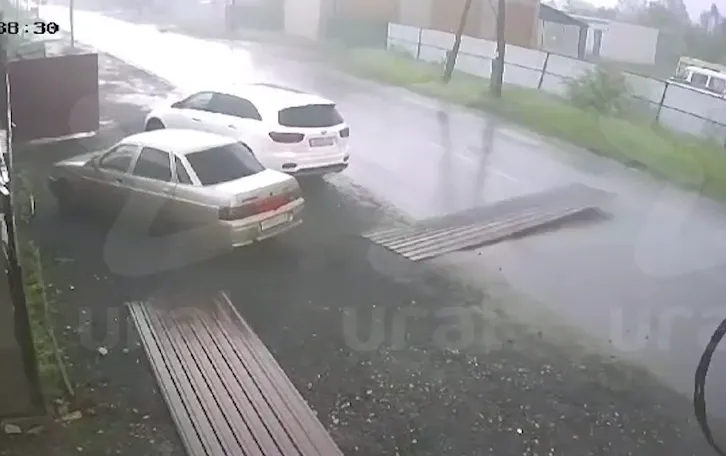В Кургане ураганный ветер уносит металлические листы и людей. Фото: t.me/url_mash