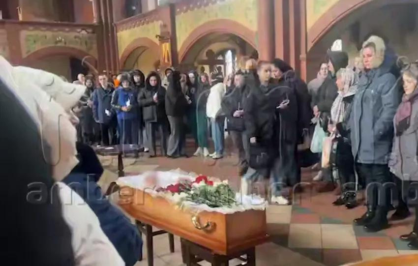 В Черняховске прощаются с 7-летним Данилом Трехлебовым, которого до смерти забил отчим. Фото: @t.me/amber_mash