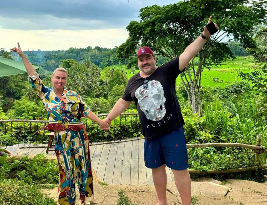 Анна Семенович с избранником. Фото: Инстаграм (запрещен в РФ) / @ann_semenovich