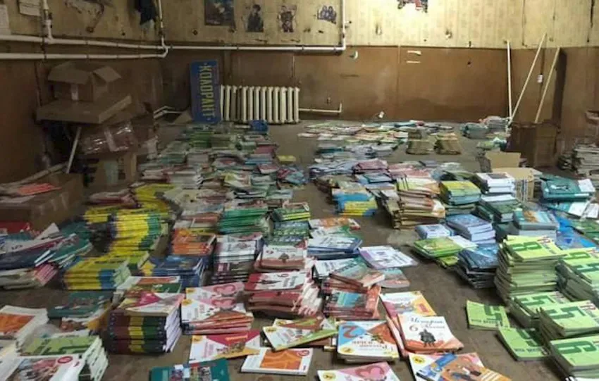 Училка английского украла учебников на миллион и продала их. Фото: @t.me/mash