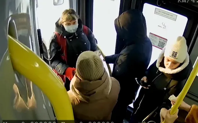 Кондукторша напала на юную пассажирку за использование маминого проездного. Фото: @t.me/kras_mash