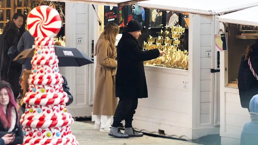 Парочка прогуливалась по "городу любви" в отличном настроении. Фото: bild.de