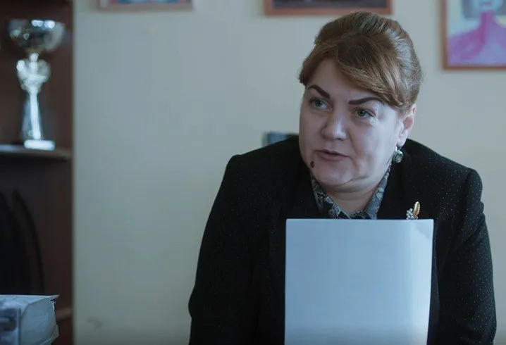 Невероятная Уколова сыграла директрису детского дома. Кадр из сериала "Дядя Леша", 2024, реж. Дмитрий Невзоров