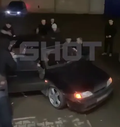 В Башкирии разъяренная толпа разбила машину, в которой громкая играла музыка. Фото: t.me/shot_shot