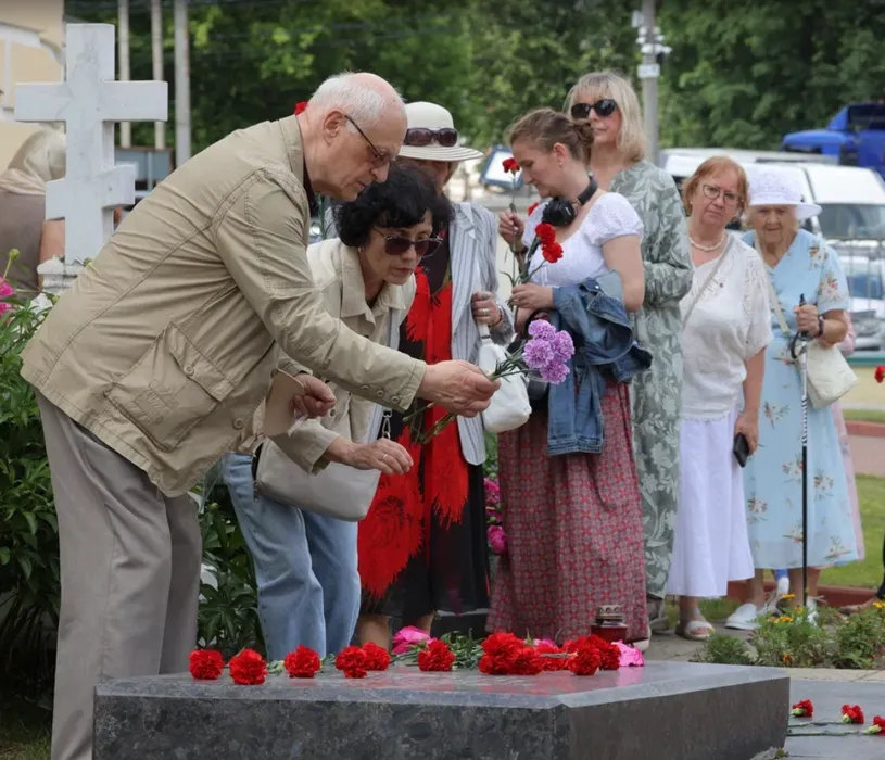 Андрей Кологривов с супругой Аллой возлагают цветы к могиле Александра Пушкина. ФОТО: Сергей Зорин