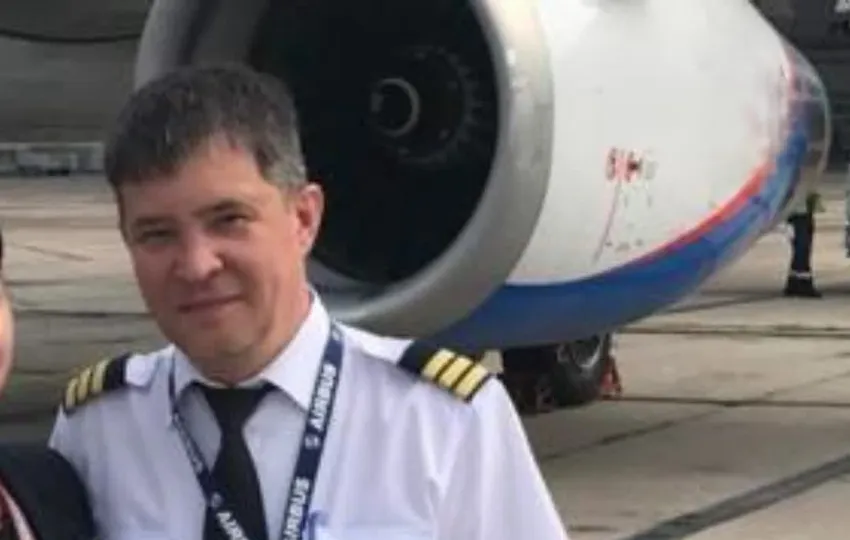 Пилот Эдуард Семенов, посадивший самолет в поле вместе с капитаном судна Сергеем Беловым. Фото: @url_mash