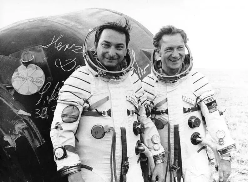 Валерий Быковский (слева) и Зигмунд Йен после приземления. 1978 год. Фото: ru.wikipedia.org