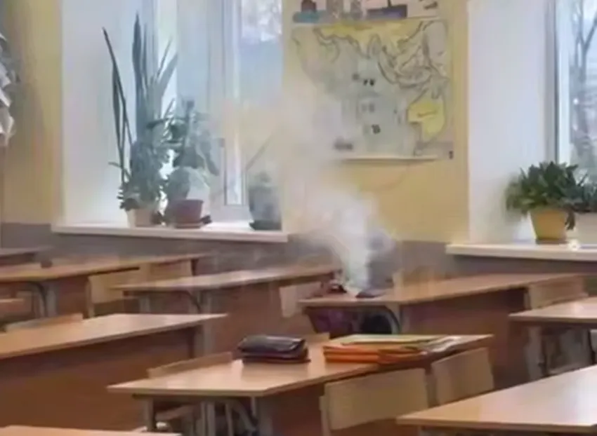 В Нижнем Новгороде телефон ученицы гимназии № 1 загорелся во время урока. Фото: t.me/mash_nimash