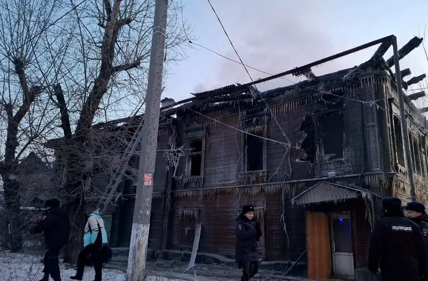 В Чите сгорела 150-летняя усадьба, пожарные нашли в ней тело мужчины. Фото: t.me/babr_mash
