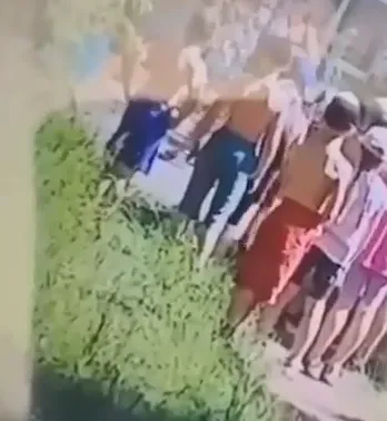 "Она их бьет!" В лагере под Иркутском бешеная тренер по дзюдо била детей палкой. Фото: t.me/babr_mash