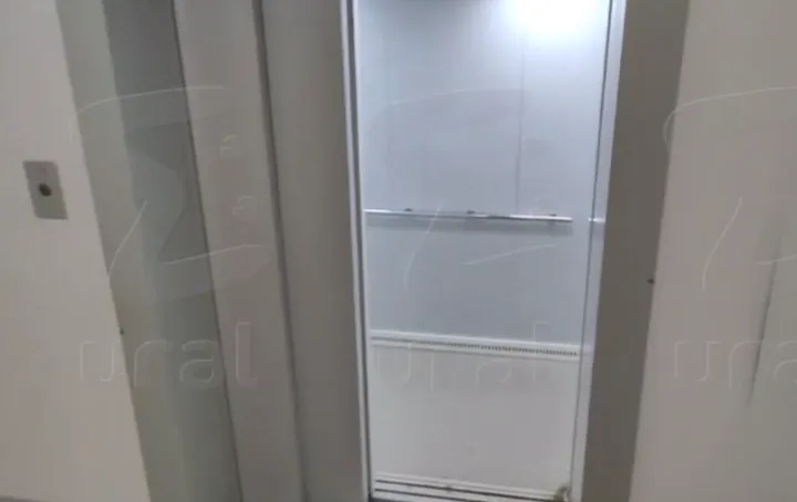 В Челябинске люди вышли из лифта за миг до того, как он затрещал и упал с 12-го этажа. Фото: t.me/url_mash
