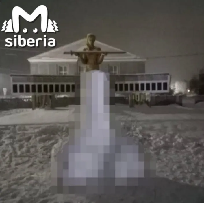 Снежное изваяние недолго красовалось у памятника погибшим воинам. Фото: @t.me/mash_siberia