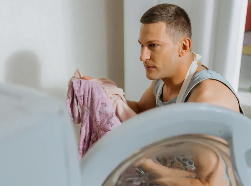 Павел Чинарев в роли Антона Шаталина в сериале «Домохозяин». ФОТО: СТС