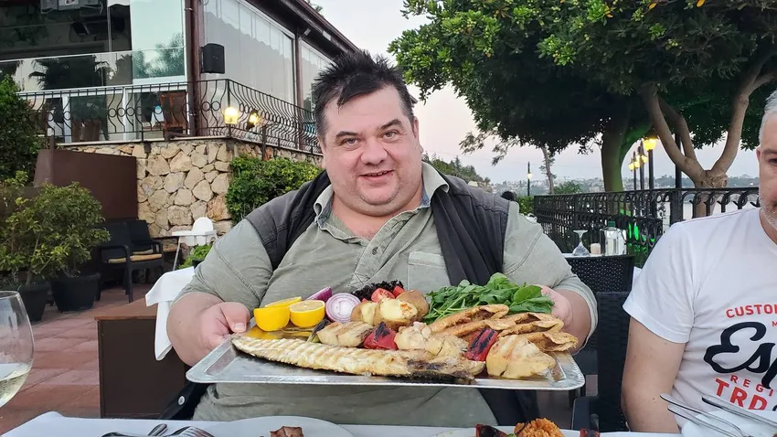 Мужчина всегда любил вкусно покушать. Фото: личный архив Михаила Верного