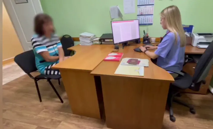 Мать, зарубившая топором 3-летнюю дочь в Красноярске, после этого села пить пиво. Фото: t.me/kras_mash