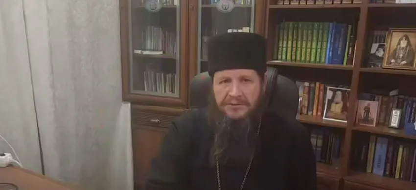 В Сибири во дворе батюшки завелись призраки, их засняла камера наблюдения. Фото: t.me/mash_siberia