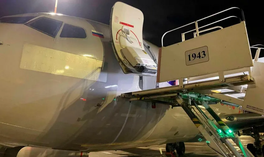 Сотрудница Пулково сломала позвоночник во время уборки самолета. Фото:@t.me/mash