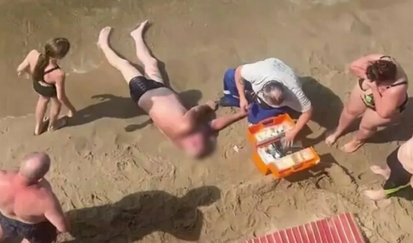 Мужчину заметили лежащим лицом вниз на воде. Фото: @shot_shot