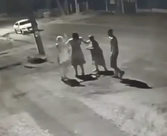 В Приморье две девушки избили старушку, которая не дала им справить нужду под своим забором. Фото: t.me/amur_mash