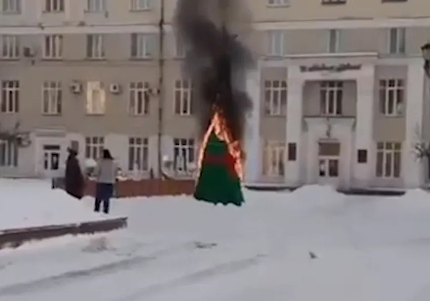 В Новокузнецке 13-летний пироман поджег городскую елку у здания администрации. Фото: t.me/mash_siberia