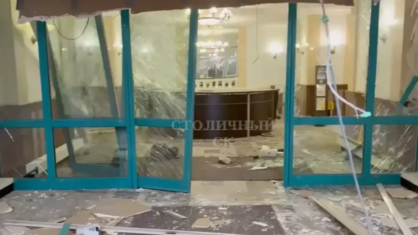 Разрушенный взрывом холл дома в жилом комплексе «Алые паруса». Фото: @mash