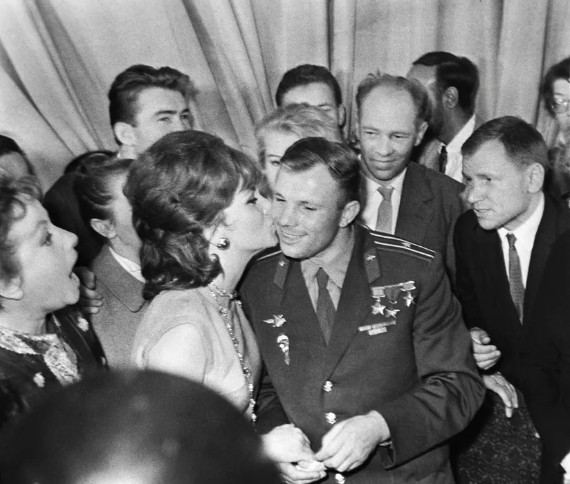 Знаменитый космонавт с итальянской актрисой Джиной Лоллобриджидой. Фото: legion-media.ru