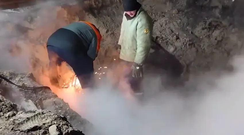 В Нижнем из-за прорыва трубы без тепла и горячей воды остались 43 000 человек. Фото: t.me/mash_nimash