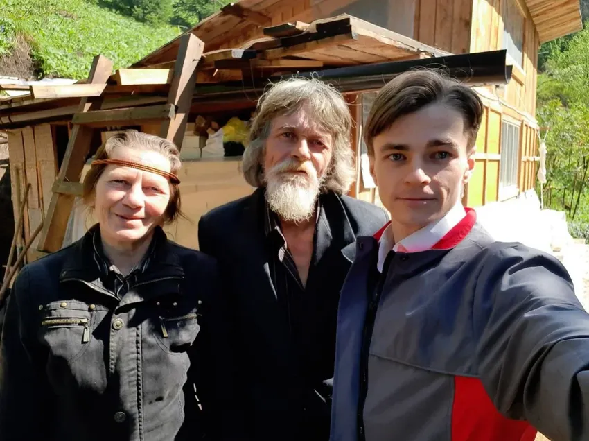 Алтайский Маугли с родителями. Фото: личный архив